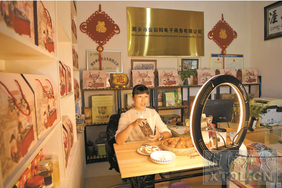 刘永红在直播推介当地农产品。（记者 方阳 摄 ）